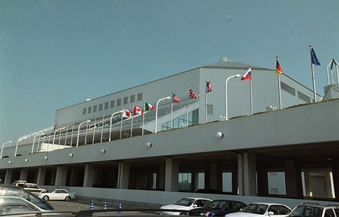 宮崎シーガイアのワールドコンベンションセンター「サミット」（宮崎・宮崎市＝2000年2月5日）