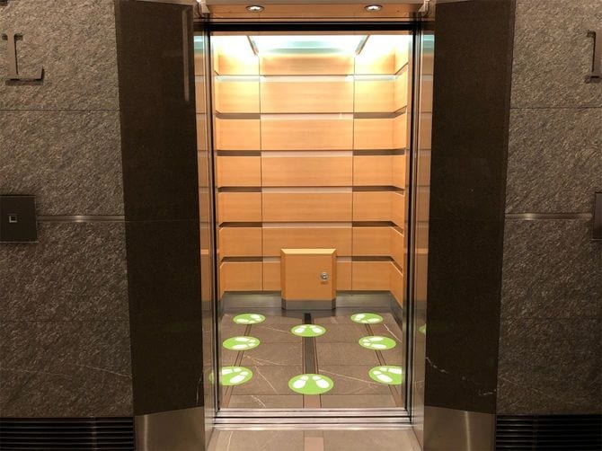六本木ヒルズのエレベーターは8人乗り。フットプリントで人数だけでなく、互いに向かい合わないような工夫も。