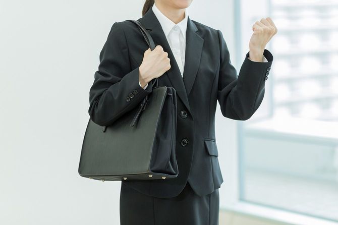 ガッツポーズをする就活生