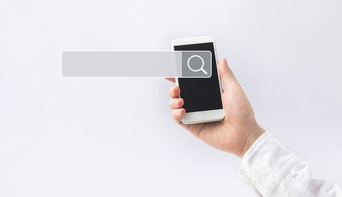 検索エンジンアイコン記号付きスマートフォン