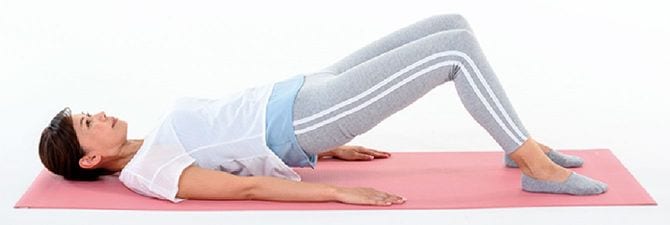 お尻を浮かせる