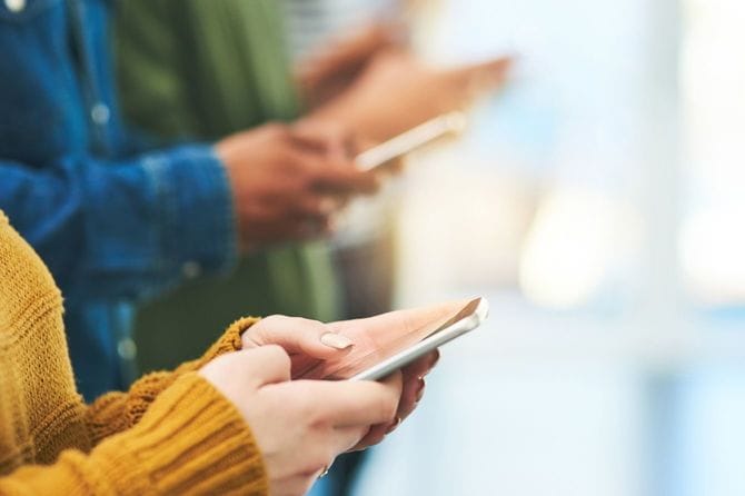 スマートフォンを使う人々