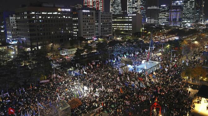抗議に集まった大勢の人 韓国与党、弾劾賛否で紛糾
