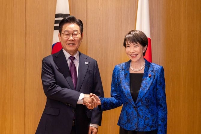 2026年1月13日、奈良で開催された日韓首脳会談で握手をする李在明氏と高市早苗氏