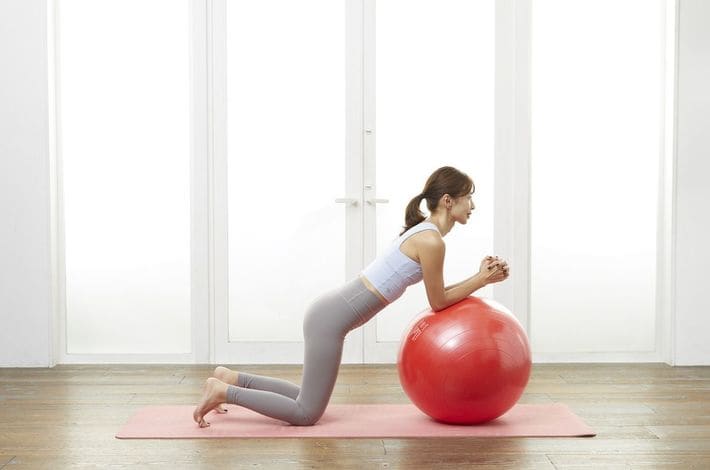 写真⑦　出典＝SAYAKA『<a href="http://www.amazon.co.jp/exec/obidos/ASIN/4833440695/presidentjp-22" target="_blank">バランスボール「美やせ」革命</a>』（プレジデント社）