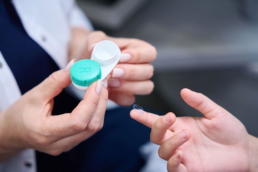 コンタクトレンズを装着することを学ぶ子供