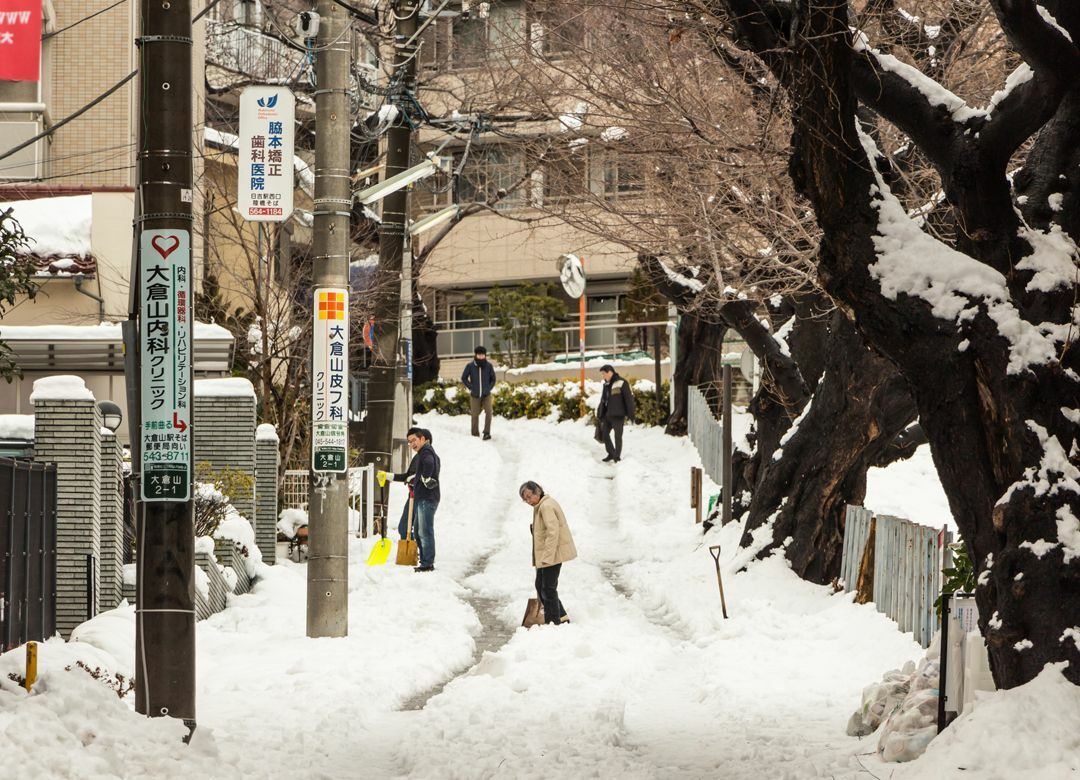 大雪のとき「這ってでも」出社するべきか "臨時休業"したら社員は給料が減る