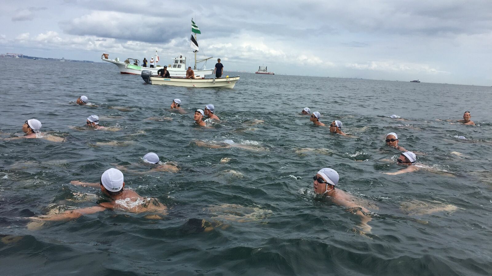 8キロの海路を6時間かけて泳ぐ…防大の名物｢遠泳訓練｣で毎年ひとりの脱落者も出ないワケ ｢あのときは3時間も同じところを泳いでいた｣