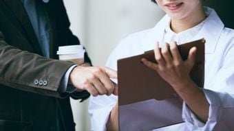 部下のやる気を削ぎ、離職させてしまう…デキる上司ほどやらかす"最適なアドバイス"で部下を潰すセリフ