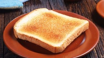 バターでもジャムでもない…食パンに塗って食べるだけでたんぱく質を手軽に摂取できる"チョイ足し食材"