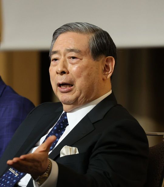 記者の質問に答えるSBIホールディングス（HD）の北尾吉孝会長兼社長＝2025年4月17日午後、東京都港区