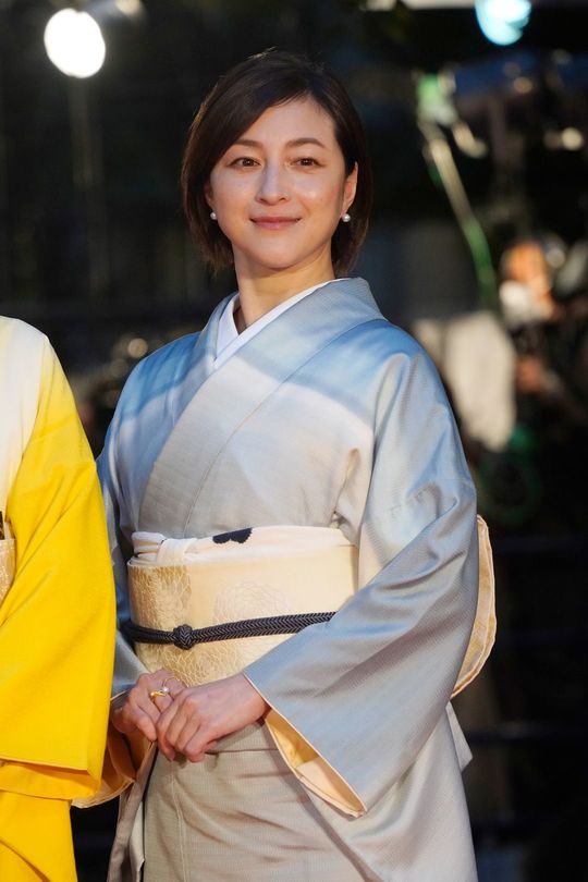 開幕した第35回東京国際映画祭のレッドカーペットに登場した映画「あちらにいる鬼」の広末涼子さん（＝2022年10月24日、東京都千代田区の東京ミッドタウン日比谷前）