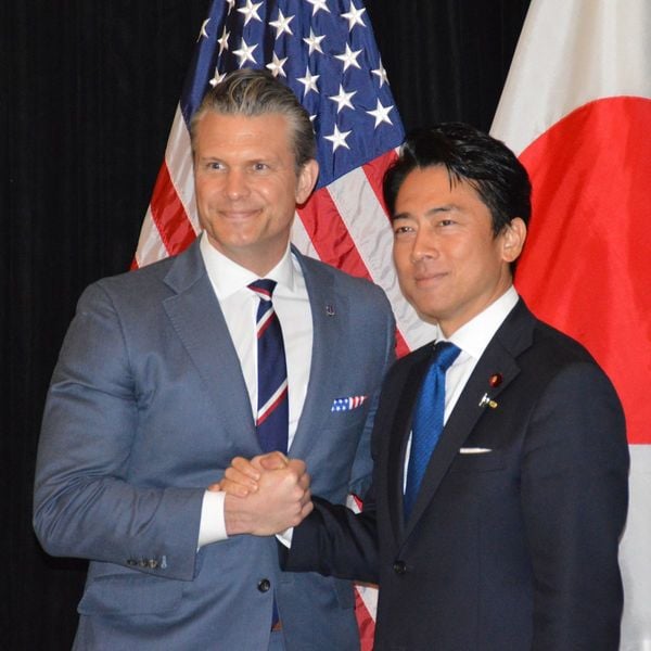 会談に臨む小泉進次郎防衛相（右）とピート・ヘグセス米国防長官＝2026年5月30日、シンガポール