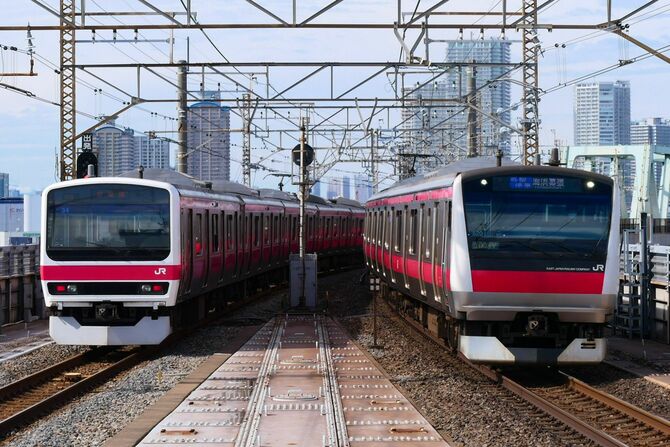 京葉線の新木場駅付近で離合するJR東日本E233系5000番台（各駅停車）および209系500番台（快速）