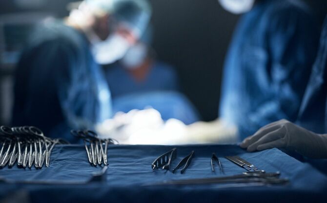 手術室の外科用機器のトレイ