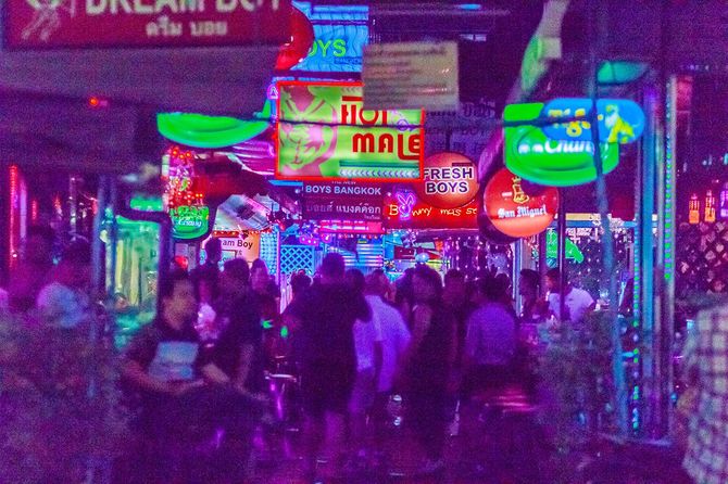 バンコク、タイ - 2017 年 1 月 29 日: ツーリストはソイ パッポンや Soi タニヤ、バンコクのセックス産業の中心に赤線地区を訪問しました。