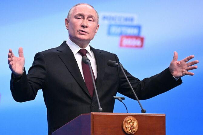 2024年3月18日、モスクワで記者会見するロシアのプーチン大統領。