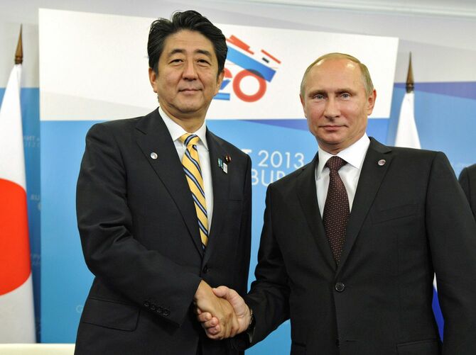 2013年9月5日、ストレルナで開催されたG20首脳会議の傍らで会談するロシア連邦のウラジーミル・プーチン大統領と日本の安倍晋三首相（当時）。