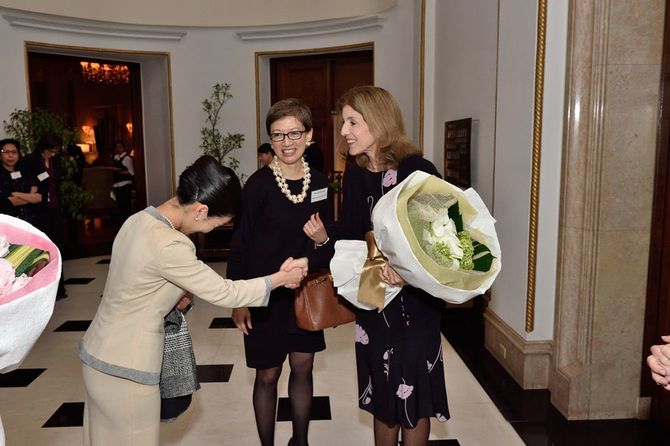 ANAインターコンチネンタルホテル東京の代表としてケネディ駐日米国大使（当時、右）を訪問する薄井シンシアさん（中央）