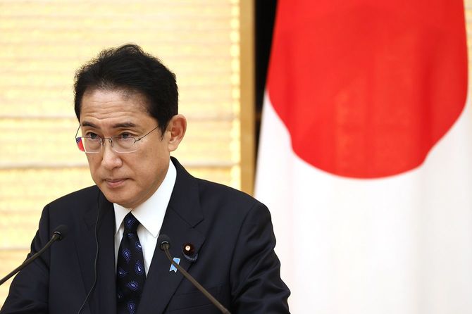 モンゴルのフレルスフ大統領と署名式を終え、共同記者発表に臨む岸田文雄首相=2022年11月29日、首相官邸