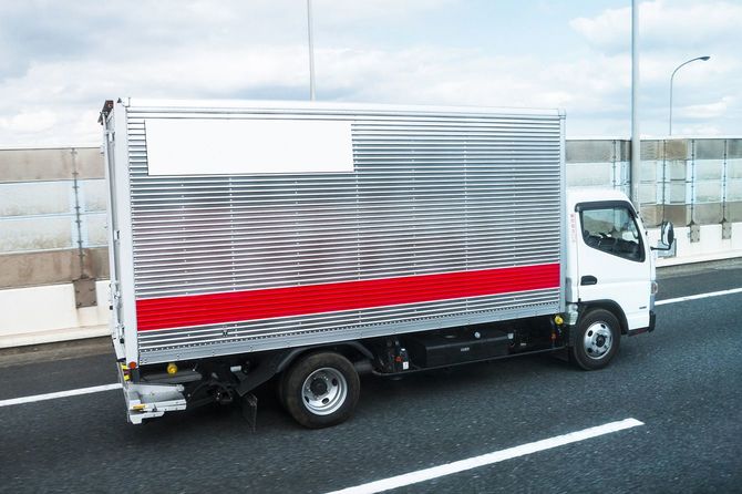 高速道路を走るトラック