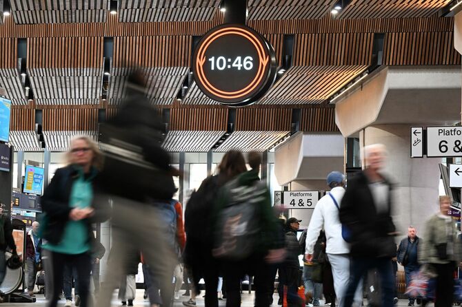 2025年10月16日、鉄道開通200周年を記念したロンドンブリッジ駅の新しい鉄道時計