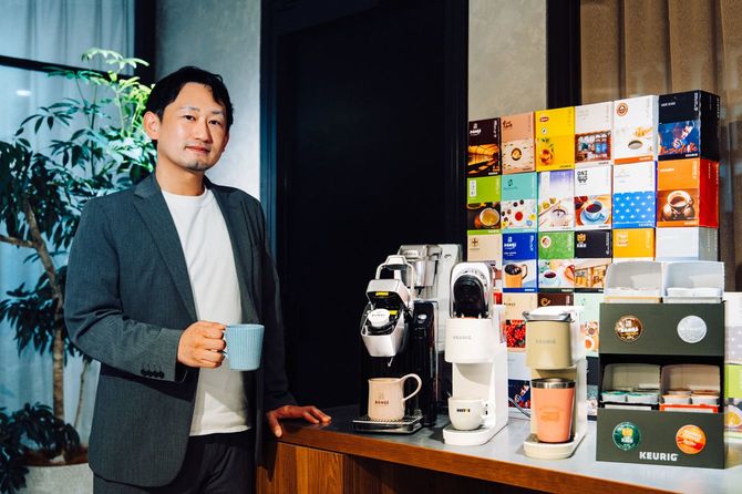 カップス代表取締役社長の西本圭吾さんとKEURIGで楽しめるブランドの一部