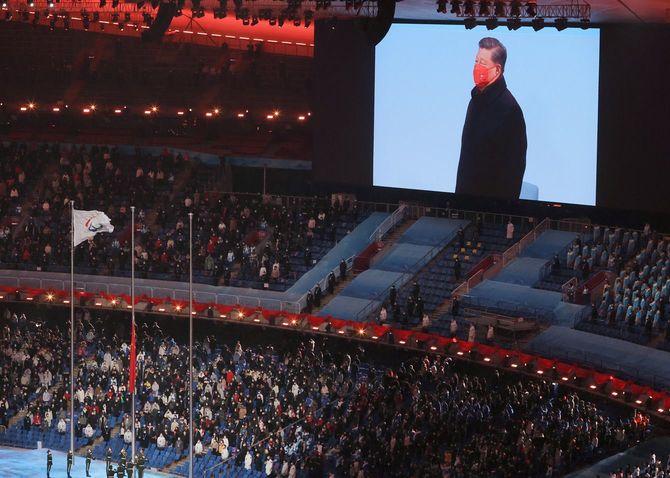 北京2022冬季パラリンピックの閉会式でモニターに映し出された中国の習近平国家出席＝2022年3月13日、中国・北京