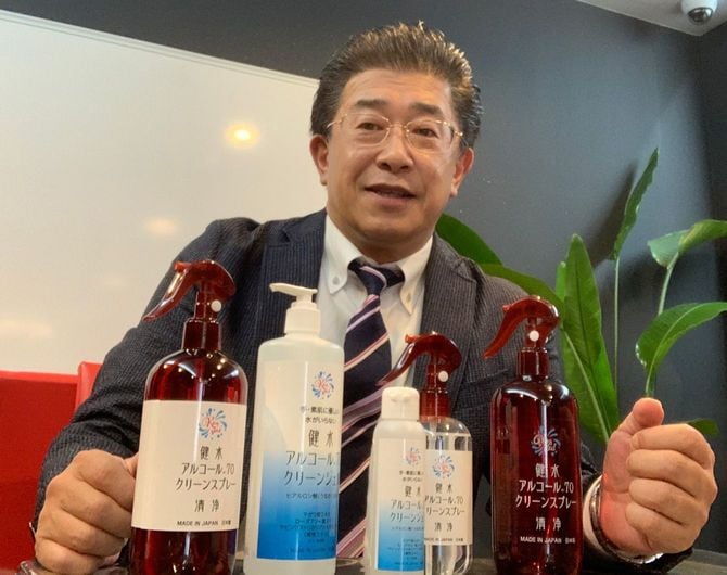 自社商品を前に