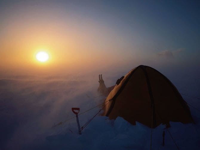 まったく太陽の昇らない「極夜」を、GPSはもちろん六分儀も持たず、1頭の犬とともに歩いたとき、地球にいながら宇宙を感じたという。4カ月後に対面した太陽はただただ圧倒的だった。