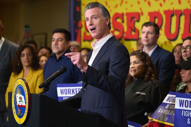 2023年9月28日、米国カリフォルニア州ロサンゼルスの労働組合にて、ファストフード従業員の最低賃金を引き上げる新法案の記者会見に臨むカリフォルニア州知事ギャビン・ニューサム