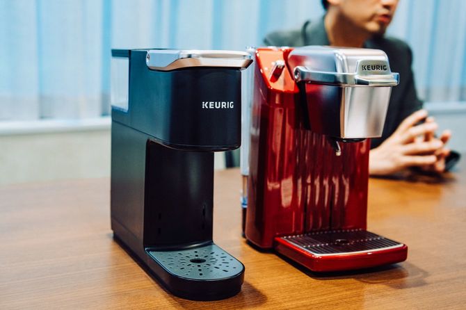 KEURIGのカプセル式コーヒーマシン。左がコンパクトなKB-01(単体価格1万5400円)、右が大容量タンクのBS300(単体価格1万9800円)