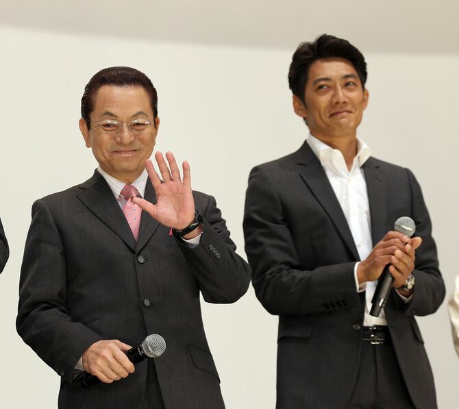 舞台挨拶に登壇する俳優の水谷豊(左)と反町隆史