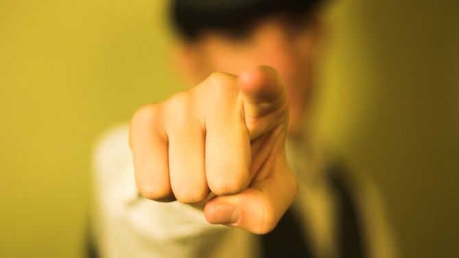 こちらを指さす男性