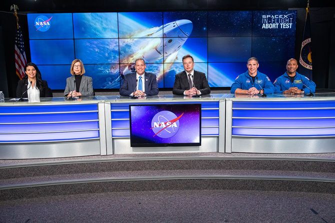 2020年1月19日、スペースX社による無人の「飛行中脱出試験」の実施を受け、NASAのケネディ宇宙センターでNASAとスペースX社の幹部による記者会見が行われた