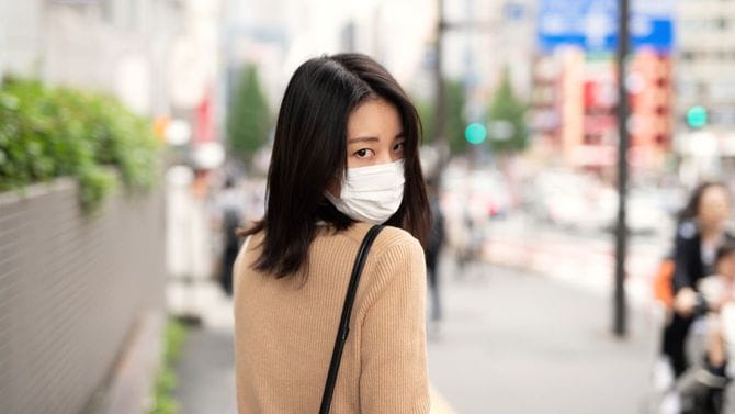 振り返りこちらを見つめる女性