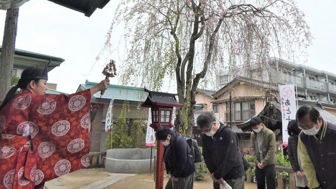 埼玉県川越市の川越八幡宮で2020年4月5日、新型コロナウイルス鎮静祈願祭が行われた。市内の観光名所では最も遅咲きのしだれ桜が咲く中、猛威を振るうウイルスの早期終息と住民らの健康を願った