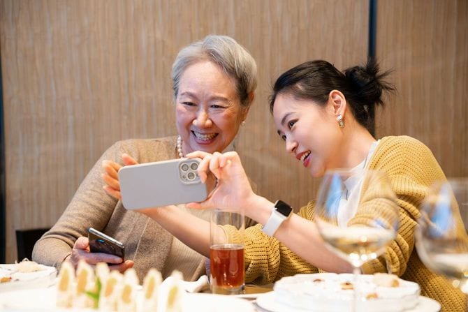 一緒写真を撮る親子