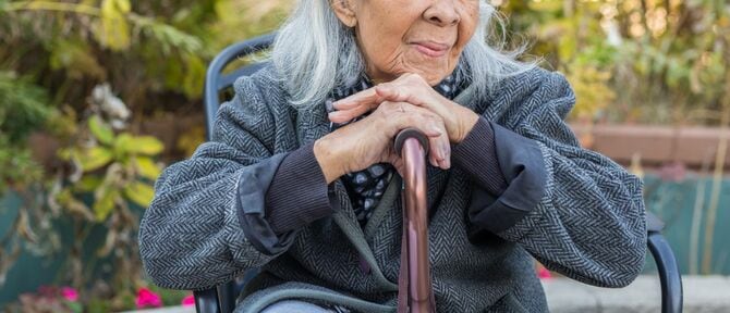 屋外に座るシニア女性