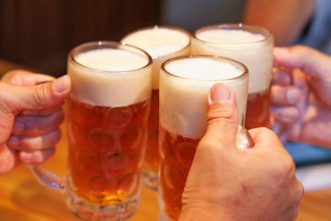 生ビールで乾杯するグループ