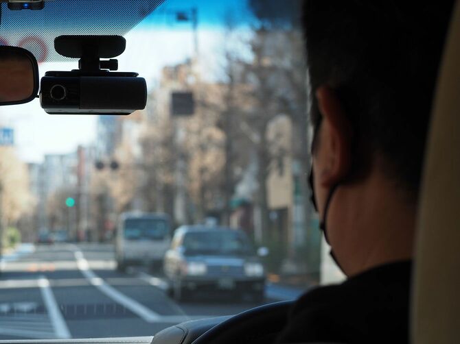 画面のないカーナビ「NP1」。バックミラーのわきにある