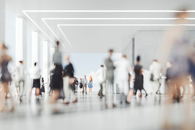 オフィスで焦点を当て解除された人々