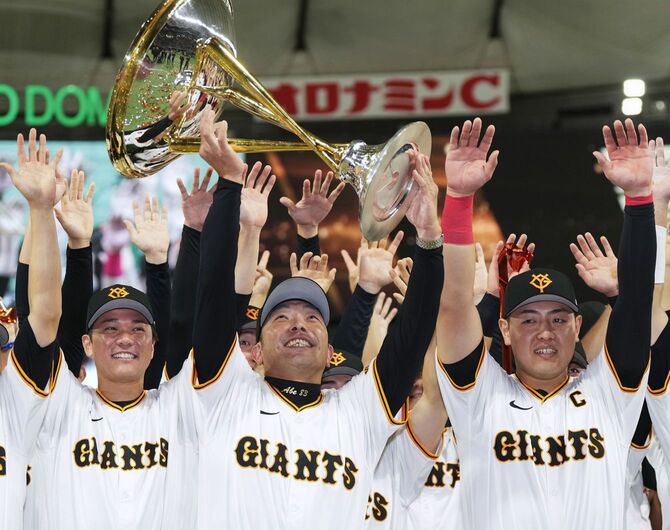 セ・リーグの優勝トロフィーを掲げる巨人・阿部監督。左は坂本、右は岡本和＝2024年10月2日、東京ドーム