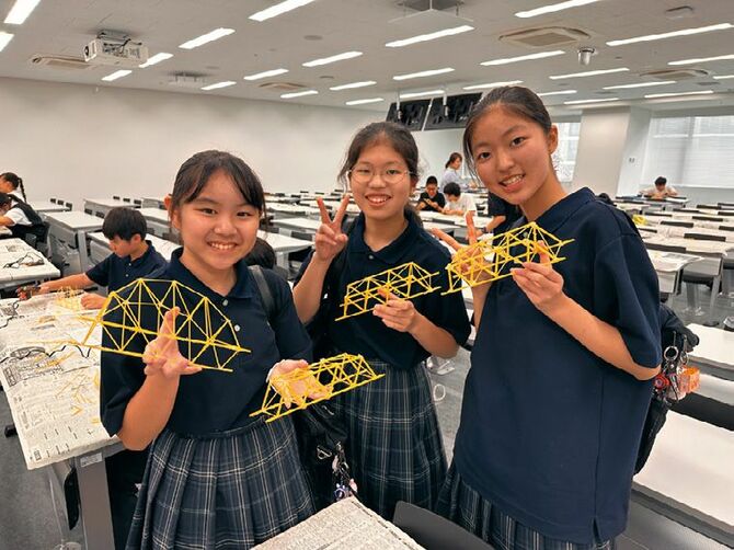 「パスタの橋」が完成。この後、水の入ったペットボトルを乗せて強度を競う