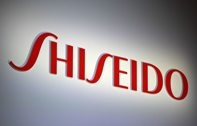 化粧品大手メーカーの資生堂のロゴマーク看板＝2017年4月20日、東京・六本木