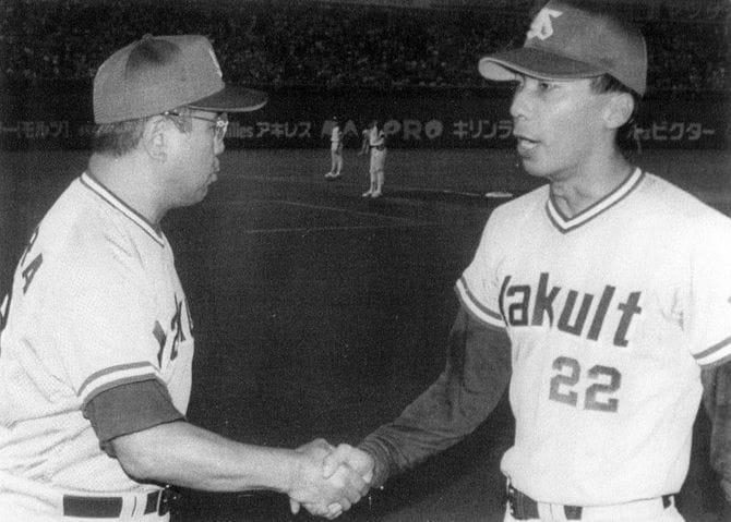 横浜―ヤクルト　横浜の追い上げをかわした髙津（右）を握手で迎える野村監督＝1993年8月28日、横浜（野村克也、髙津臣吾）