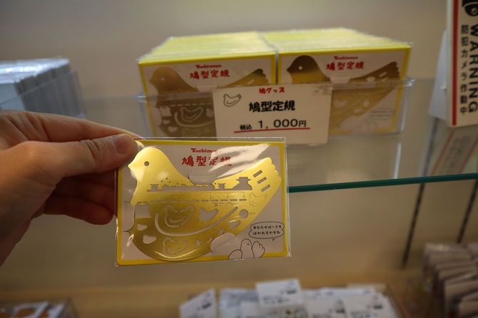 「鳩型定規」。筆者も購入してみると、見事にきれいな「鳩サブレー」が描けた