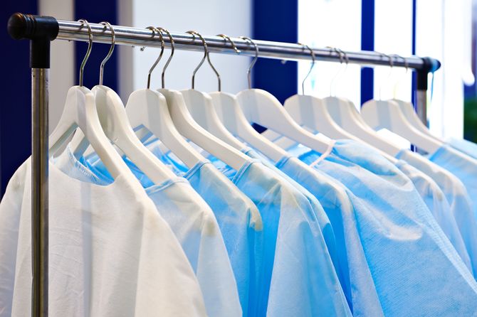 使い捨て可能な外科用ガウン