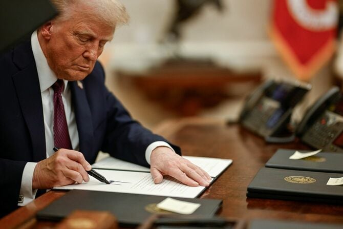 大統領令に署名するドナルド・トランプ大統領、2025年1月20日