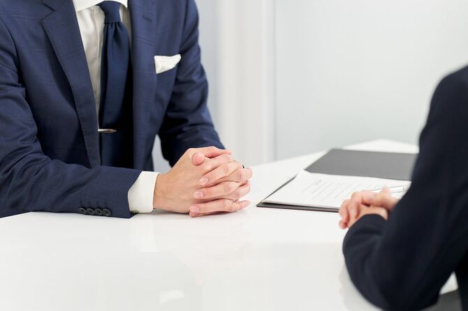 面接を受けるビジネスマンの手